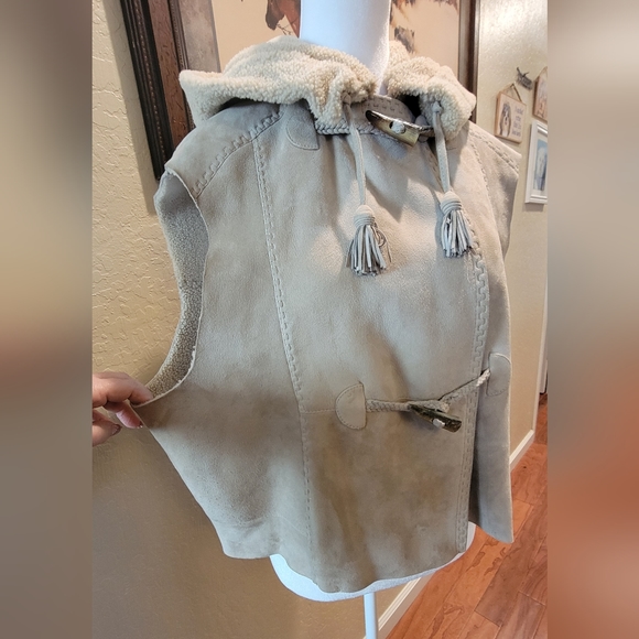 Faux Suede and Sherpa Vest with Hood - Picture 4 of 12